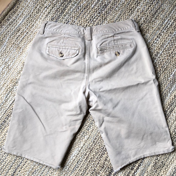 Old Navy women’s tan khaki Bermuda shorts - Picture 3 of 3